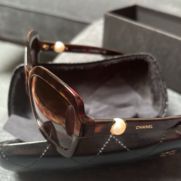 Chanel sunglasses with faux peal - Picture 2 of 12